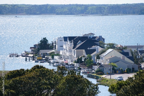 Canvastavla The aerial view of waterfront houses with docks, boats, balconies, opening to wide shimmering water and distant shore of Assawoman Bay in Ocean City, Maryland, U