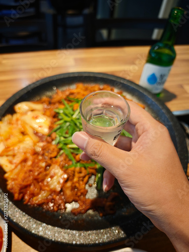 Quadro su tela 한국에서 잔을 든 손과 함께 즐기는 한식과 소주