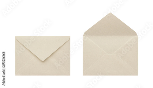 Foto Cutout of the open and closed back sides of kraft paper envelopes, seen from overhead