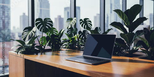 Interno di moderno e modulare ufficio in ambiente urbano  luminoso e minimalista con scrivania e computer portatile