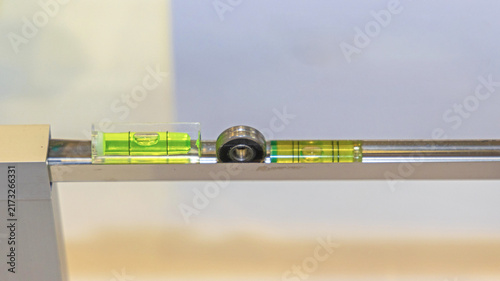 Quadro su tela Bright Green Liquid in Mini Spirit Level Bubble Measuring Device for Horizontal