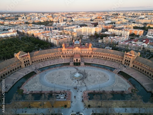 Canvastavla Drone panorama of Plaza de España in Seville, Spain, displaying its sweeping sem