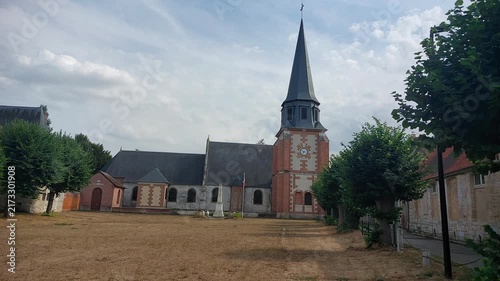 Eglise Sainte-Cécile d'Acquigny. C'est un édifice religieux catholique du XVIe siècle transformé dans le style baroque normand au XVIIIe siècle, situé dans le département de l'Eure