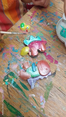 Création artistique de petites figurines en platre
