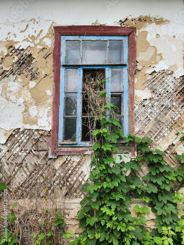 Bild auf Leinwand Old window in an abandoned house. An abandoned old building