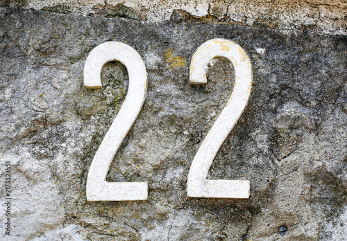 Cuadro en lienzo House number 22 sign in peeling painted metal digits, fixed on a rough stone wal