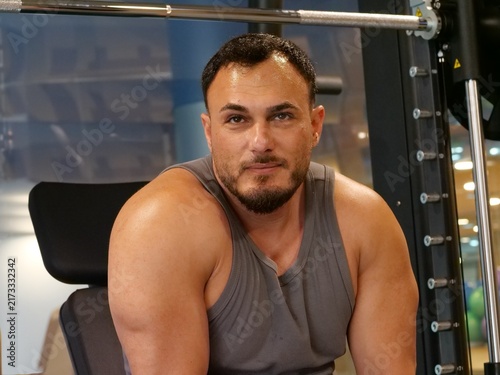 фотографія Head and shoulders portrait of a fit muscular man with a calm expression looking directly at the camera after a gym workout, close-up