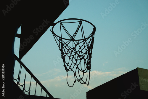 Bild auf Leinwand basketball hoop and net against blue sky