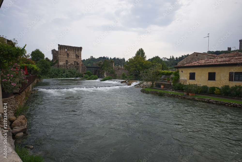 Obraz premium Borghetto sul Mincio è uno dei borghi più belli d'Italia
