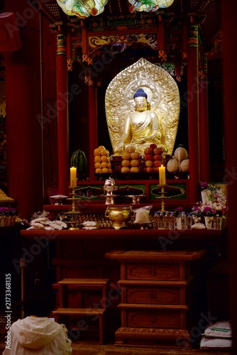 Canvastavla Golden Buddha statue in a colorful traditional Korean temple