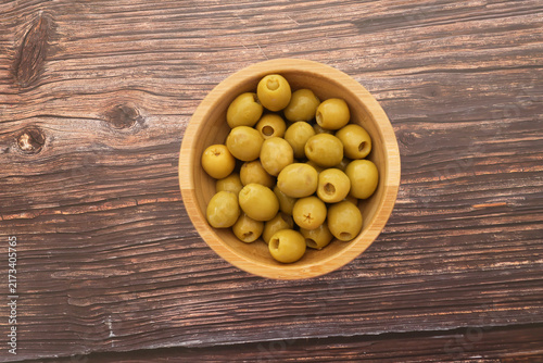 Foto Bowl of stuffed green olives – healthy food
