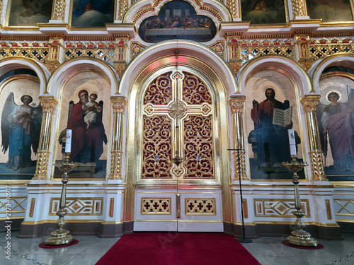 Foto Uspenski Orthodox Cathedral with Golden Iconostasis and Chandelier in Helsinki F