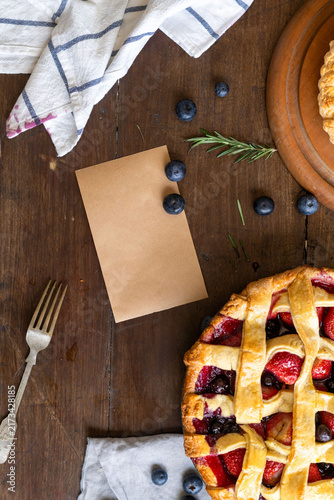 Foto Rustic pie with fresh blueberries.