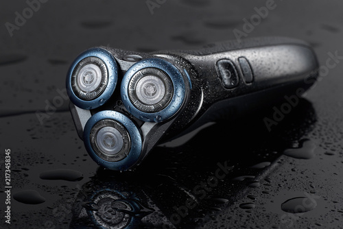 Foto Closeup of an electric razor with three round blades