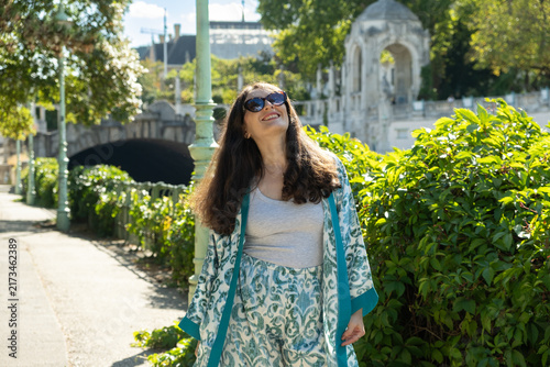 Foto Confident woman smiling in sunglasses outdoors for coaching and mental wellness