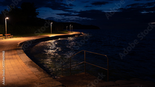 Canvastavla Promenade le long de la mer Adriatique de nuit à Izola, Slovénie