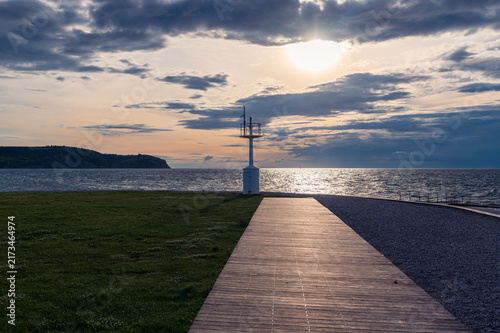 Bild auf Leinwand Phare moderne face au soleil couchant de la plage Svetilnik à Izola, Slovénie