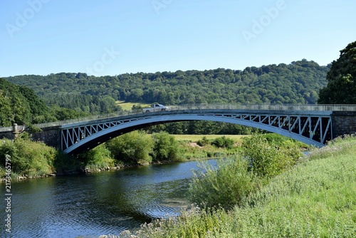 Fotografie Gloucester Bridge and Green Riverside Countryside in England