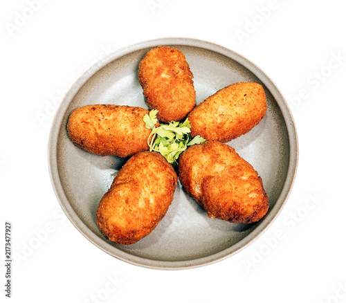 Foto plate of golden-brown, crispy fried croquettes