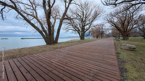 Foto Ontario lakeshore boardwalk with bare trees in autumn
