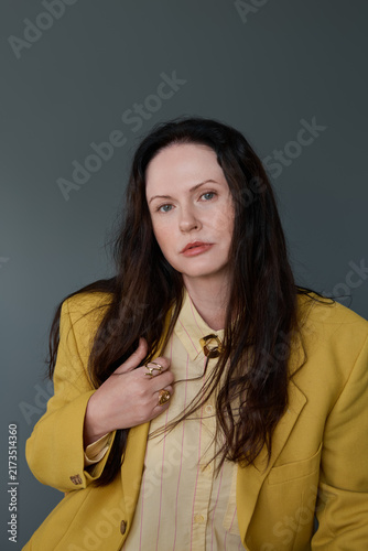 Foto Beautiful woman confidently poses in a chic yellow blazer, radiating style and elegance