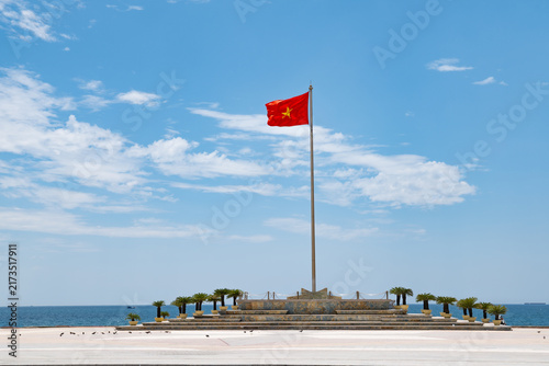 Foto Vietnam National Flag Waving on High Pole in Vung Tau Coast