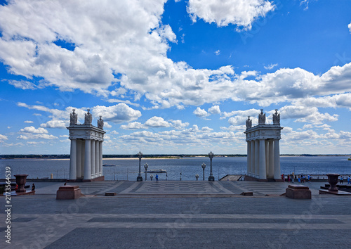 Foto Historic columns propylea at Central Embankment in Volgograd Russia