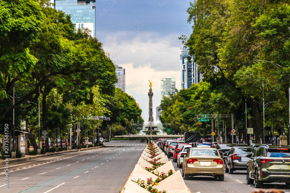 Fototapeta premium The Angel of Independence monument on Reforma Avenue in Mexico City under a cloudy sky