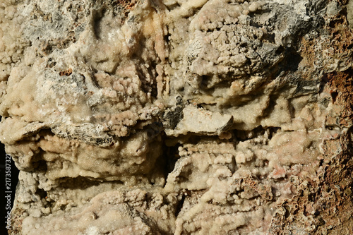 Foto Texture or background of minerals such as tufa, travertine, or crystalline calcite crusts