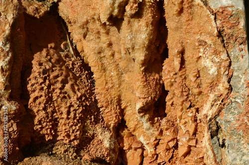 Fotografía A  close-up, rough geological formation with crystalline mineral deposits, resembling a cave wall or mineral crust