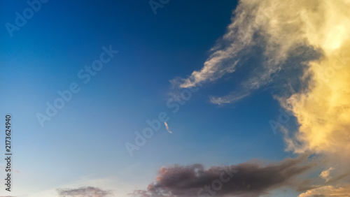 Quadro su tela Dramatic sunset sky with deep blue gradient fading to warm golden and orange hues