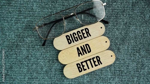 Konstfotografi Glasses and sticks with the words bigger and better