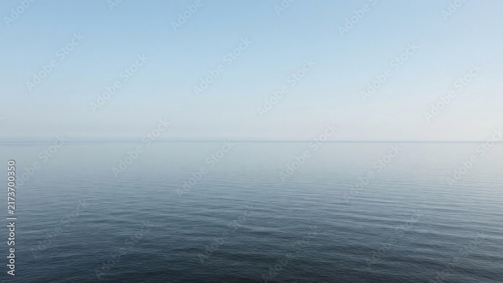 Obraz premium Ocean meeting pale blue sky