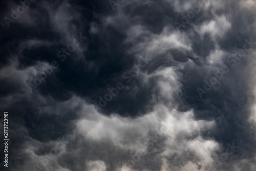 Foto Dramatic dark storm clouds gathering in the sky overhead