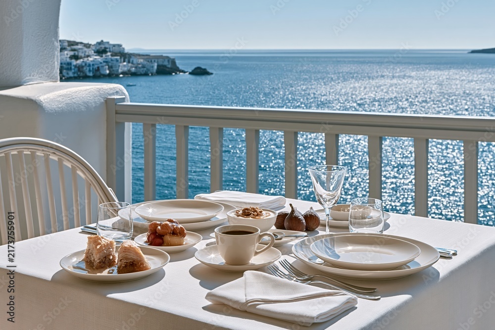 Naklejka premium Breakfast table set with food and drinks overlooking