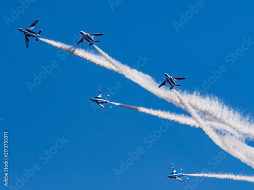 Fotografía Five Blue Impulse Jets Crossing Smoke Trails at Iruma Air Show