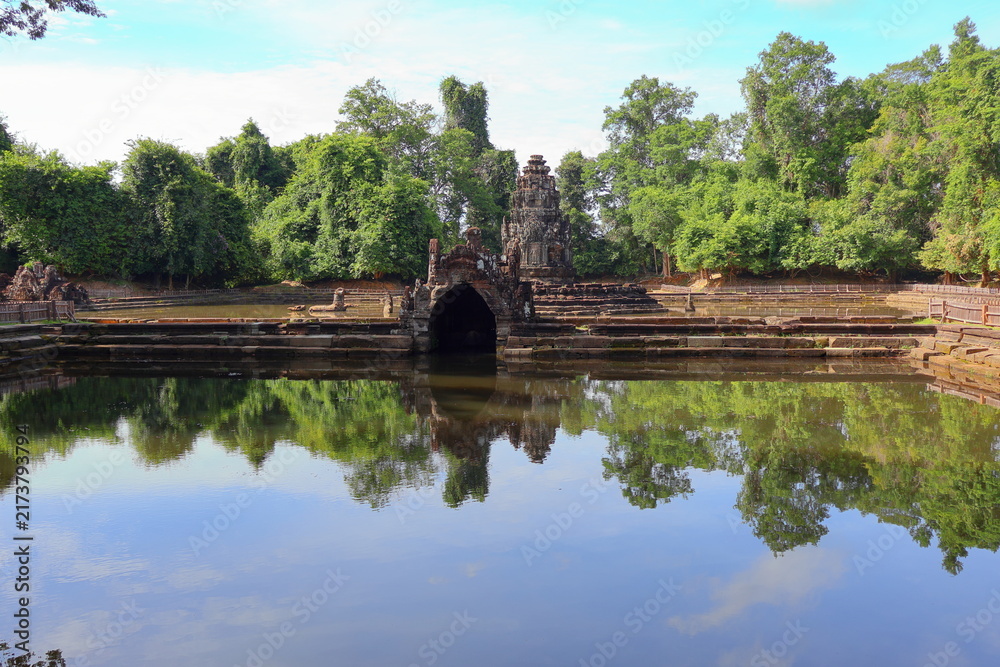 Obraz premium Ancient Neak Pean Temple Sanctuary Reflected in Central Sacred Pond, Siem Reap, Cambodia