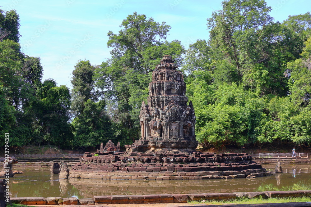 Obraz premium Ancient Neak Pean Temple Sanctuary Reflected in Central Sacred Pond, Siem Reap, Cambodia