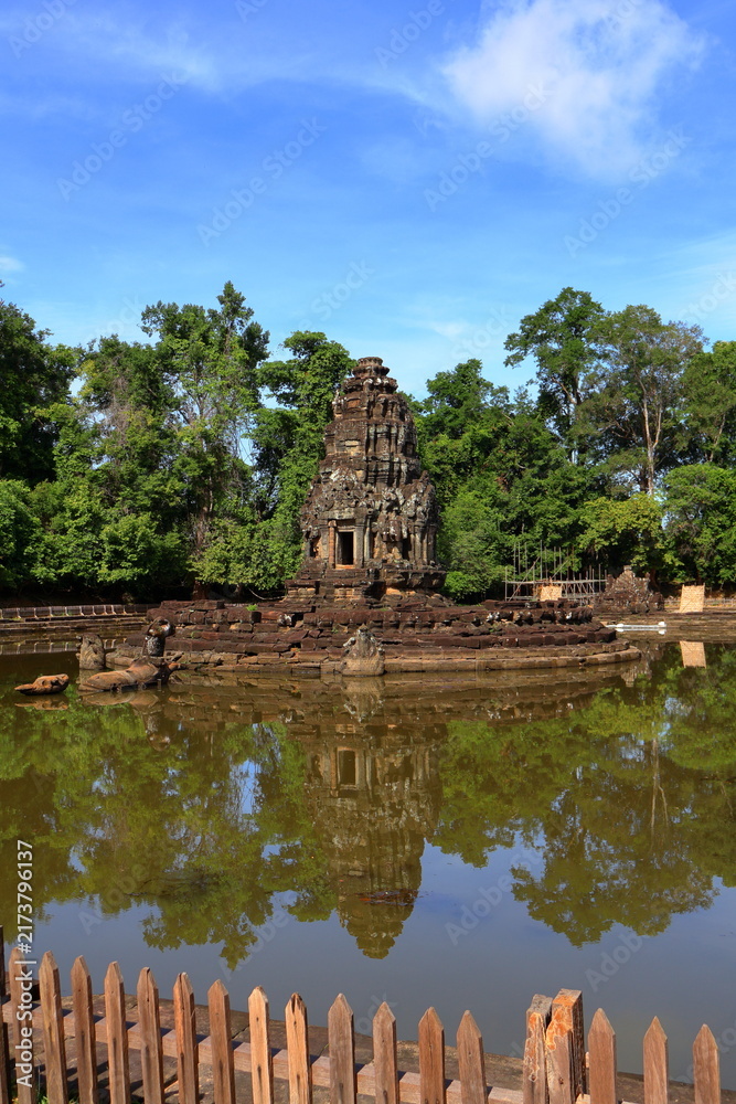 Obraz premium Ancient Neak Pean Temple Sanctuary Reflected in Central Sacred Pond, Siem Reap, Cambodia