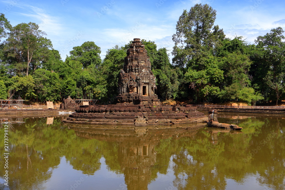 Obraz premium Ancient Neak Pean Temple Sanctuary Reflected in Central Sacred Pond, Siem Reap, Cambodia