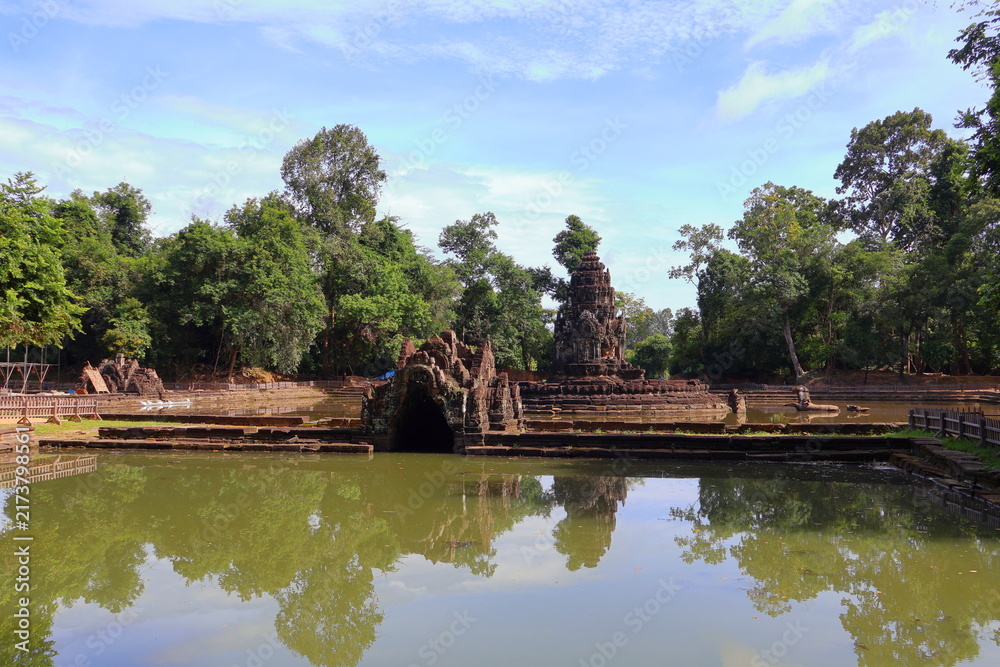 Obraz premium Ancient Neak Pean Temple Sanctuary Reflected in Central Sacred Pond, Siem Reap, Cambodia