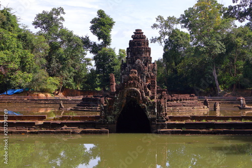Quadro su tela Ancient Neak Pean Temple Sanctuary Reflected in Central Sacred Pond, Siem Reap,