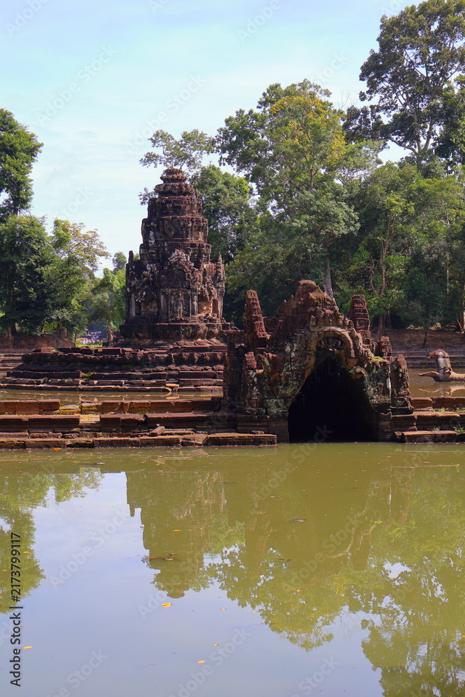 Obraz premium Ancient Neak Pean Temple Sanctuary Reflected in Central Sacred Pond, Siem Reap, Cambodia