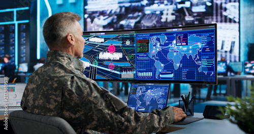 Canvastavla Commander Uses Computer And World Map