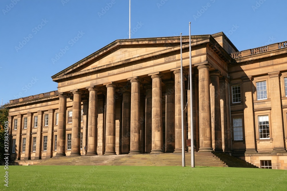 Obraz premium Grand classical building with stone columns on green