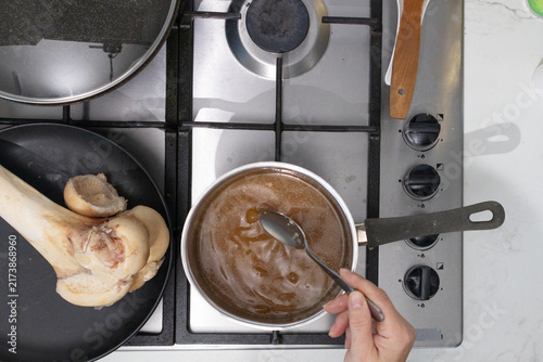 Фотография Gel to liquid bone broth: slow simmer transforms nourishment in a home kitchen p