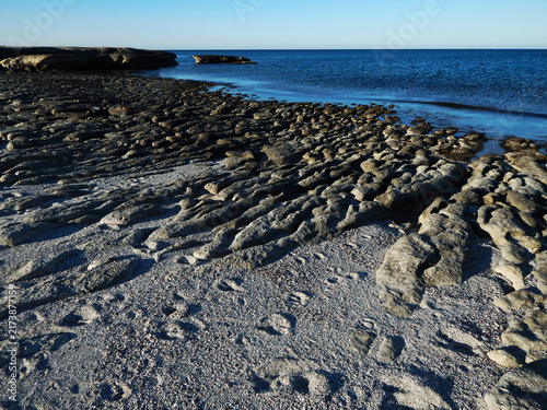 Fotografie Rocky shore of the Caspian Sea.