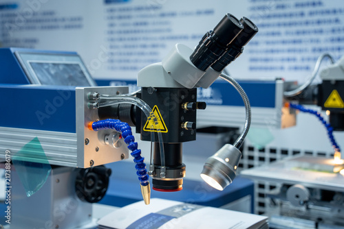 Foto Industrial Laser Welding Device with Microscope Guidance
