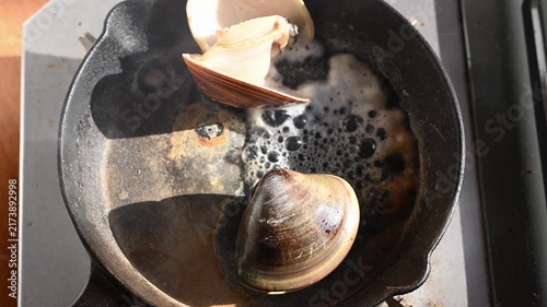 網焼きでぐつぐつと沸騰する醤油と湯気が立つ大粒のハマグリ