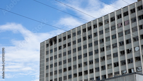 Fotografía Large abandoned multistory building with numerous shattered windows and deterior